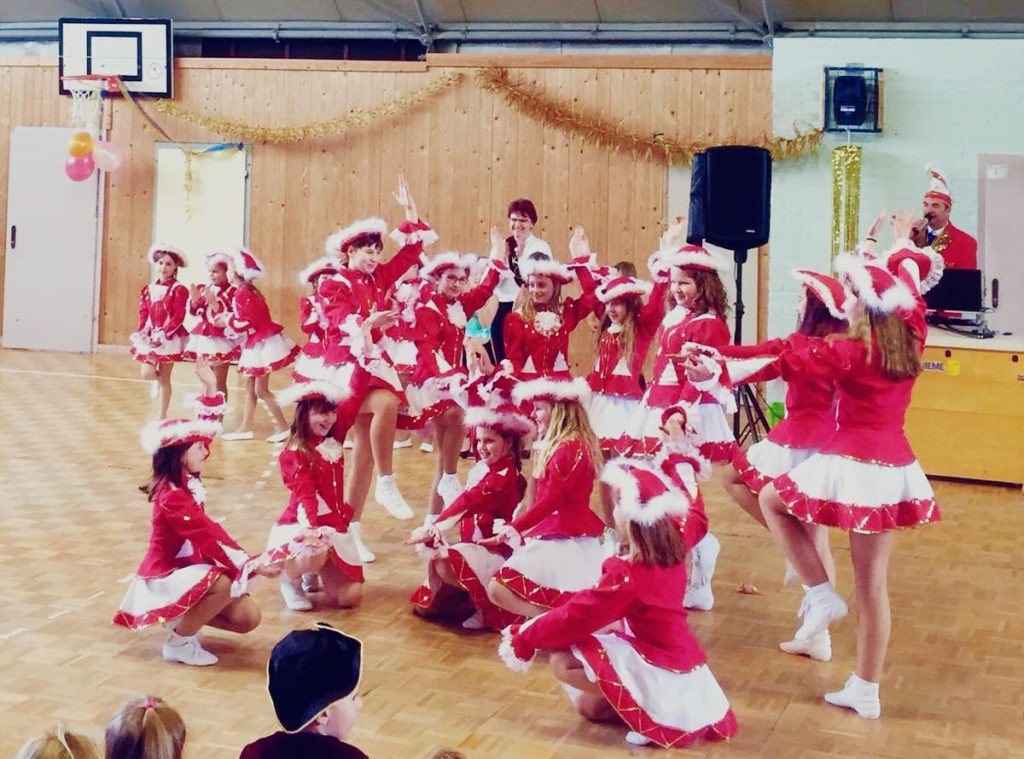 Zum Fasching heute im Hort der Grundschule am Weinberg, sind wir mit den Mini Mäusen, Küken und Kids einmarschiert. Die Kids haben ihren neuen Gardetanz gezeigt.