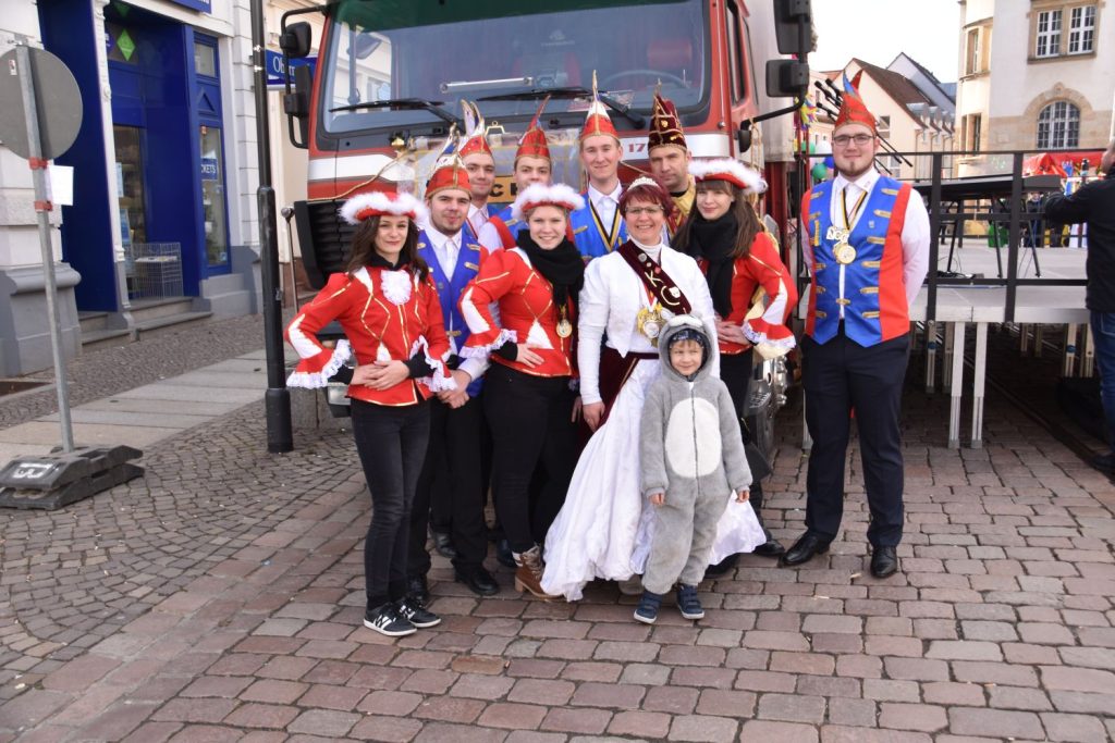 Die Rosenmontagsparty auf dem Obermarkt als Vorprogramm zum Umzug in Döbeln. Oliver Rühle, Moderator der Rosenmontagsparty und Präsident des KCH hatte alle Hände voll zu tun.